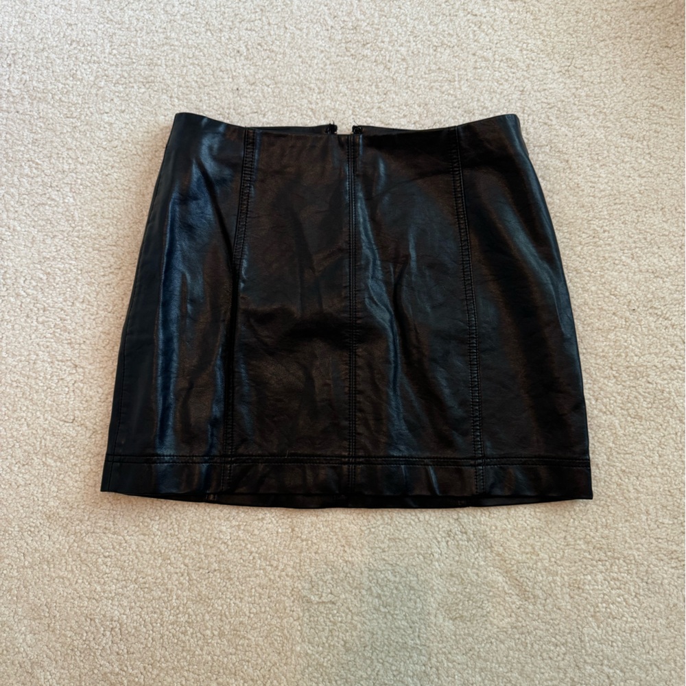Women’s Size 6 black faux leather skirt. Never worn